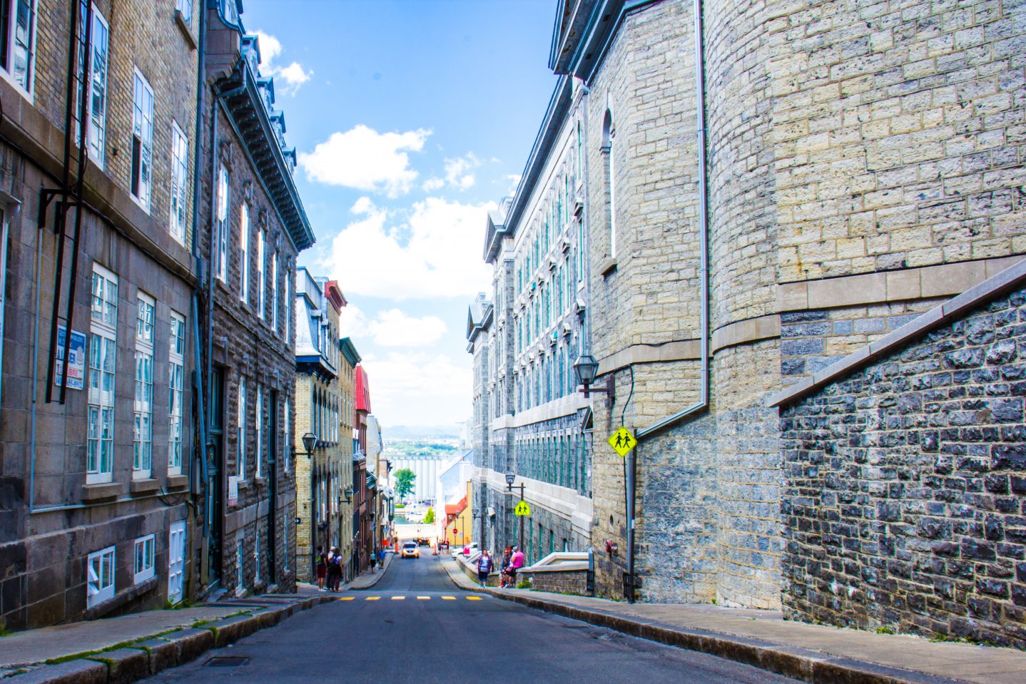 Rue Vieux-Quebec. Pavillon des classes du Collège François-de-Laval